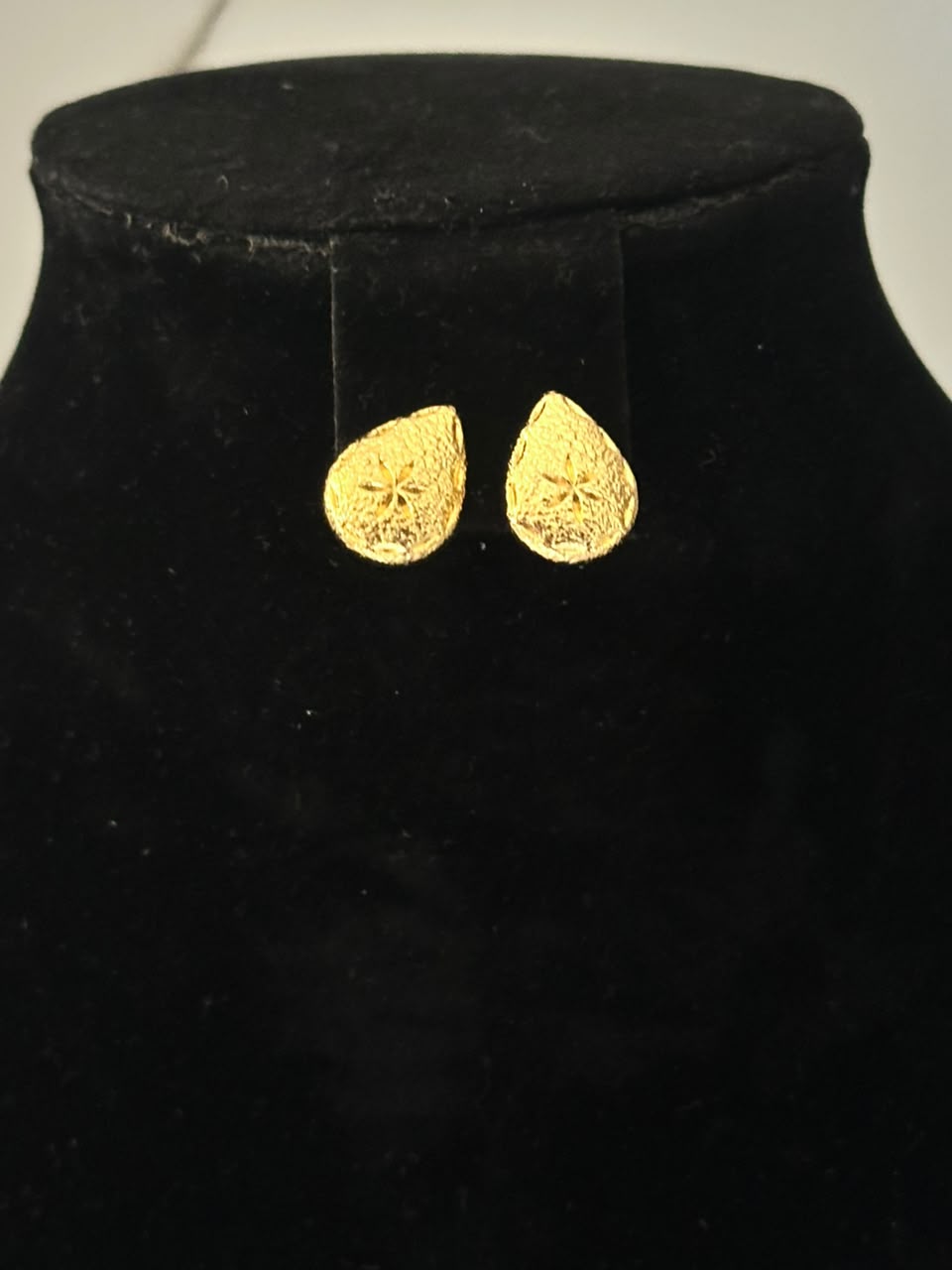 GOLD REP STUD OO2