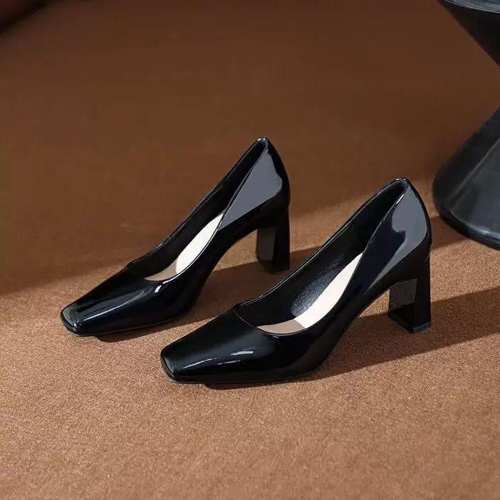 6186 2.5 INCH HEEL COMES BOXED